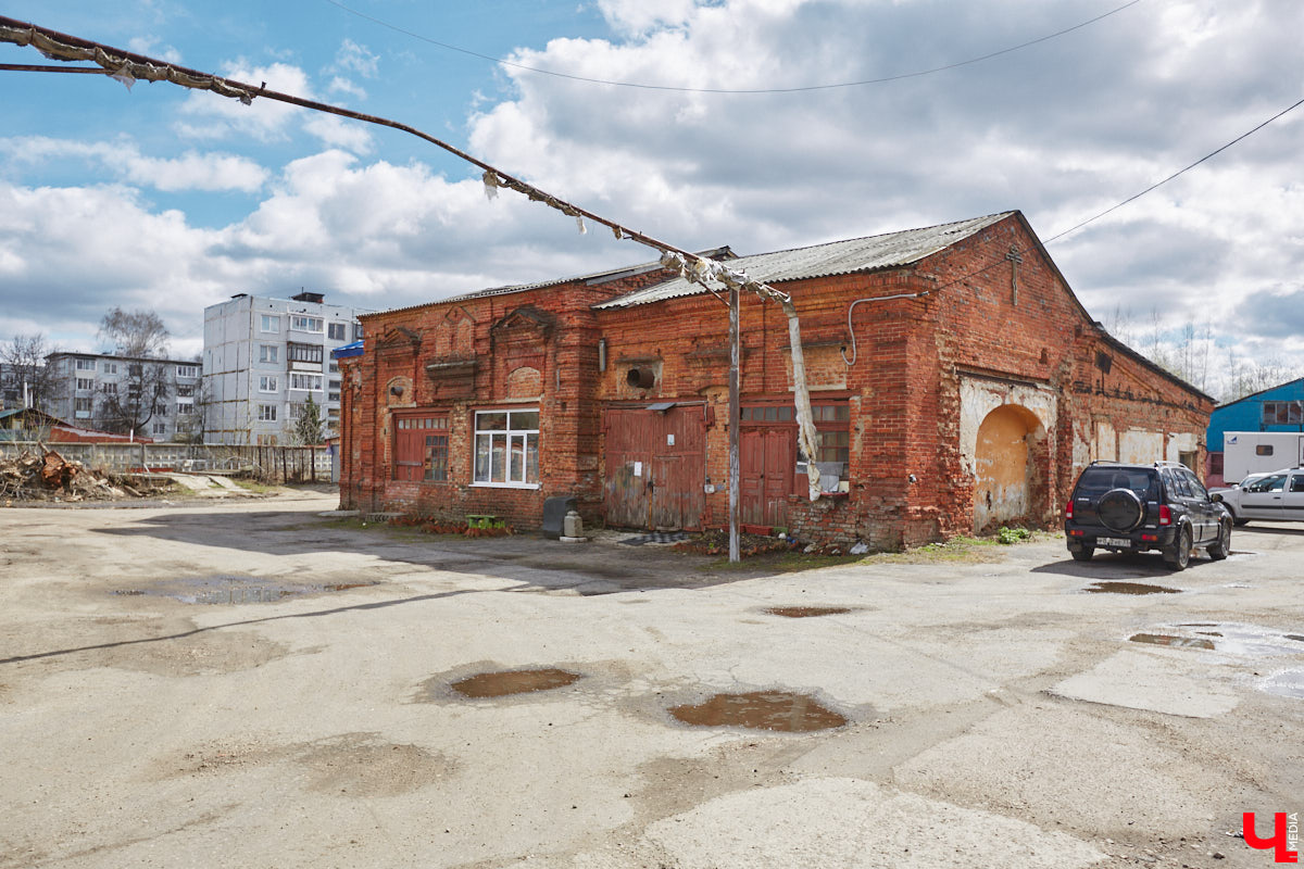В 1905 году первая в истории города Владимира топонимическая комиссия составила список из пятидесяти пяти предполагаемых к переименованию улиц. Так, Куткин переулок становился Гоголевской улицей, Грабиловка — Набережной, Читалкин переулок — Покровской улицей, Летнеперевозинская — Рязанской, а Ременники — Немецкой. Да, именно в этом районе проживало наибольшее количество людей данной национальности. И именно здесь был их духовный центр — лютеранская кирха. Истории и быту немецкой колонии в дореволюционном Владимире и посвящена наша сегодняшняя статья.